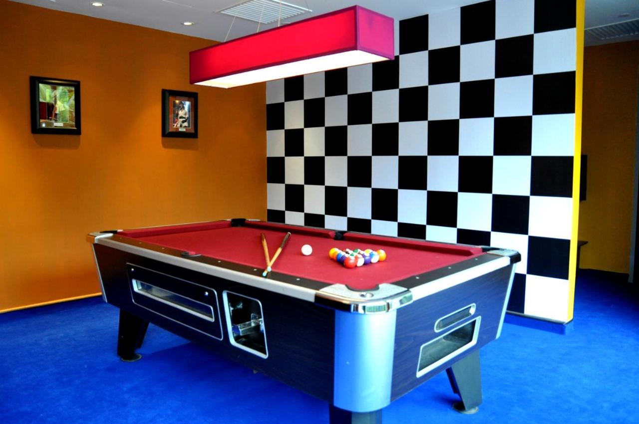Hard Rock Hotel Penang Batu Feringgi Exterior foto A pool table