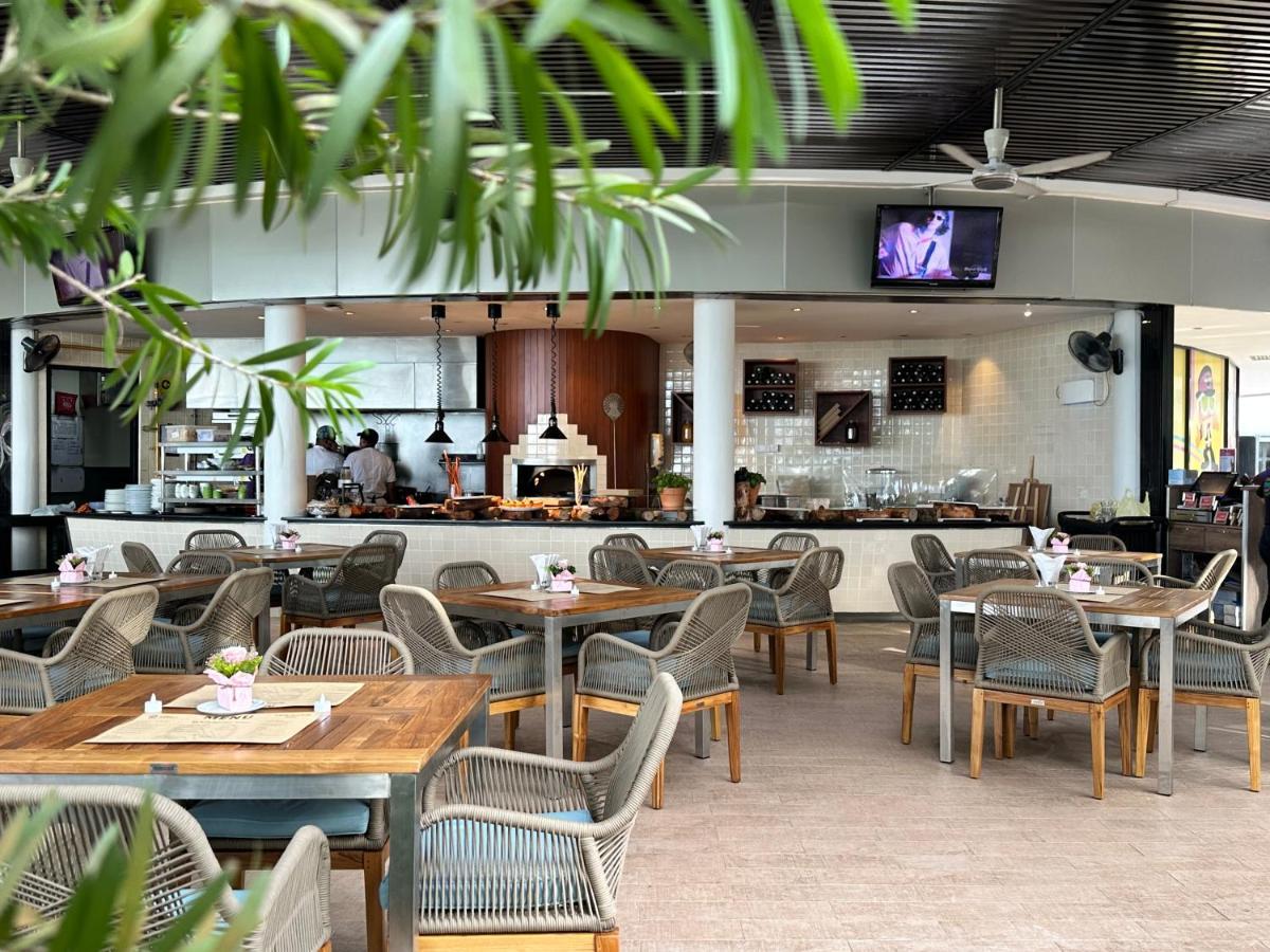 Hard Rock Hotel Penang Batu Feringgi Exterior foto The interior of the restaurant