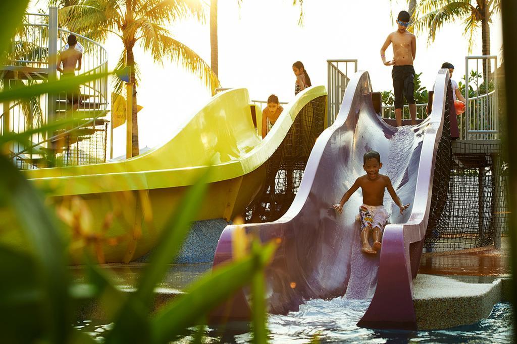 Hard Rock Hotel Penang Batu Feringgi Exterior foto Water slides at Splash Island